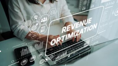 Modern Ofis Ortamı 'nda Bilgisayarda Optimizasyon ve Dijital Analitik Konsepte Odaklanan Kişi. Asemptotik akıllı veri analitiği.