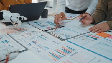 İş uzmanları, kurumsal verimliliği ve karar verme mekanizmasını geliştirmek için yapay zeka destekli asistanlarla birlikte çalışıyor. Noogenesis Yapay Zeka