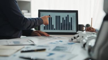 Danışmanlar veri analizlerini yapay zeka teknolojisi kullanarak, stratejik iş planlamasını optimize ederek ve takım işbirliğini geliştirerek yorumluyorlar. Noogenesis Yapay Zeka