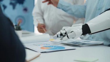 Yapay zeka destekli analitiklerin iş eğilimlerinin değerlendirilmesine ve stratejilerin geliştirilmesine yardımcı olduğu, akıllı işbirliği sergilediği bir şirket ortamı. Noogenesis Yapay Zeka