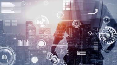 Gelecekteki bina inşaatı ve HUD hologram grafik tasarımı ile yaratıcı mühendislik projesi konsepti. İnşaat mühendisi, mimar ya da inşaat işçisi modern sivil teknoloji ile çalışıyor..