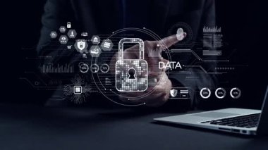 Profesyonel bir ayar, karanlık bir arkaplanda dijital pazarlama stratejileri, hedefleri ve analizleri temsil eden fütüristik görselleri olan bir akıllı telefon kullanarak elleri sergiliyor. Dörtgen