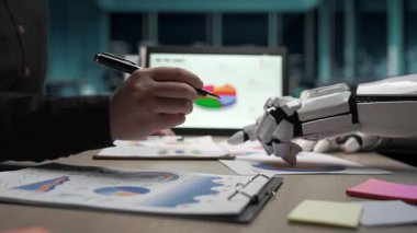 Bir yapay zeka asistanından gerçek zamanlı veri almak, kendini adamış bir ekip stratejik bir gündem hazırlıyor, araştırma potansiyeline odaklanıyor ve koordine pazarlama çabalarını artırıyor. Noogenesis Yapay Zeka