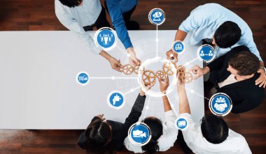 Dinamik ve çekici bir iş stratejisi oturumu, modern bir çalışma alanında yenilikçi çözümler üretmek, takım çalışmasını ve yaratıcılığı teşvik etmek için etkili bir işbirliği sergileyen profesyoneller. Dostluk