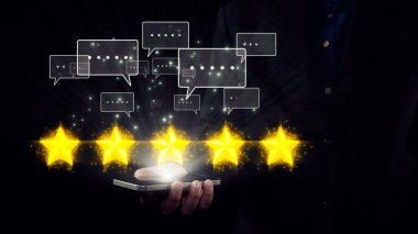 Beş altın yıldızın konuşma baloncuklarıyla görsel temsili akıllı telefondan geri bildirim ve yorumları sembolize ederek ilgi çekici bir dijital etkileşim teması yaratıyor. Dörtgen