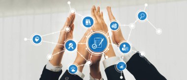 Yenilikçi ikonların olduğu bir iş ortamında birlik ve başarıyı vurgulamak için çeşitli ellerin bir araya geldiği takım çalışmasının ve işbirliğinin görsel bir temsili. Dostluk