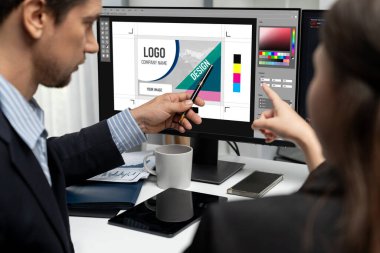 Web sayfasının modern tasarımı ve bilgisayar ekranında gösterilen ticari canlı reklamlar için grafiksel tasarımcı yazılımı