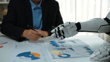 Bir ofis ortamında insan ve robot arasında benzersiz bir işbirliği, stratejik planlama ve karar verme için veri analizi. Noogenesis