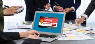 Analizci ekibi yaratıcı ve analitik beyin fırtınası fikri için bilgisayar ekranında BI veri paneli olan yapışkan bir not kullanıyor. Pazarlama stratejisi için finansal veri görselleştirme teknolojisini analiz et. Dahi.