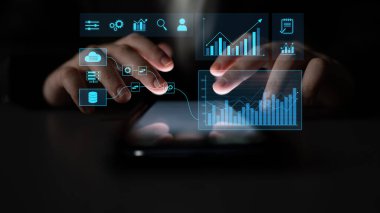 Veri akışı veritabanı ve buluttan işleme ve analitik gösterge paneline, veri analizi, otomasyon, içgörü üretimi ve dijital zekayı temsil eden Latch