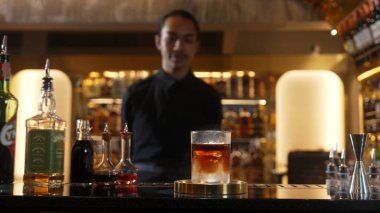 Sis dumanlı klasik karışık viski kokteyli sunumuna odaklanarak soğutma, içecek tezgahında barmen arka planında özel lezzetli bir karşılama önerisi. Vinosity.