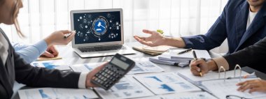 İş zekası ve veri analizi kavramı. Analizci ekibi laptop ekranında finansal veri analizi üzerinde çalışıyor. Etkili iş stratejik planlama için pazarlama göstergesi olarak. İçgörü