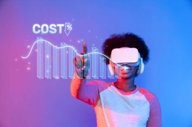 Genç bir birey maliyet azaltma grafiği ile etkileşime girerken sanal gerçekliği tecrübe eder, yenilikçi sezgiler ve modern finansal analiz kavramları sergiler. XDMCP