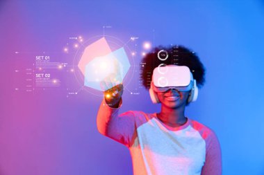 Sanal gerçekliğe dalmış genç bir birey modern bir ortamda yenilikçi kavramları keşfetmek için etkileşimli veri görselleştirme araçları ve analitik kullanır. XDMCP