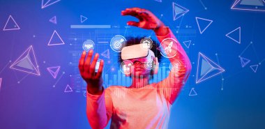 Bir iş adamı, veri analizi ve pazarlama stratejilerini araştırmak ve dinamik dijital ortamda karar verme mekanizmasını geliştirmek için sanal gerçeklik teknolojisine başvurur. XDMCP