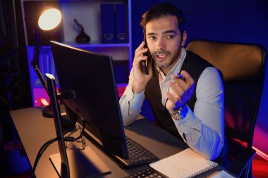 Akıllı iş adamı, akıllı telefondan ortağını ya da yatırımcısını arıyor. Hedef pazar veritabanı klasöründe satış kanalı disiplinlerini, Neon Dark Light Room 'daki ürün hizmetlerini analiz etmek için tartışıyor. Tahmin et..