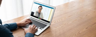 Hasta ile sanal görüşme için mod teletıp yazılım uygulaması tarafından çevrimiçi doktor görüntüsü çağrısı