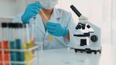 Laboratuvar araştırmacısı yeni bir ilaç geliştirir ya da tedavi eder. Laboratuvar tüpünde renkli kimyasal sıvı kullanır. Bilimsel veya kimya uzmanlığı ve laboratuvar ekipmanları ile sağlık hizmetlerinin teknolojik gelişimi. Katı.