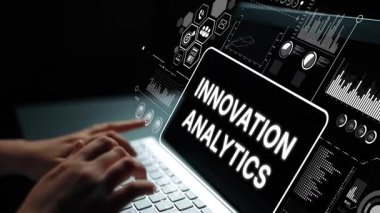 Bir dizüstü bilgisayar ekranında dijital grafikler ve veri içgörüleriyle yenilik analizi kavramı. Asemptotik akıllı veri analitiği.