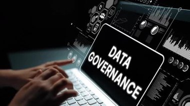 Karanlık Ayarlarda Laptop ve Dijital Analitik Görselleştirmelerle Veri Yönetiminin Gelecekçi Kavramı. Asemptotik akıllı veri analitiği.