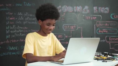 Akıllı Afrikalı öğrenci programlama ve kodlama yenilikçi sistemi, beyaz kız ise metaz ya da sanal dünyaya BTMG teknolojisi sınıfında kara tahtaya kurulmuş bir kafayla giriyor. Öğretim