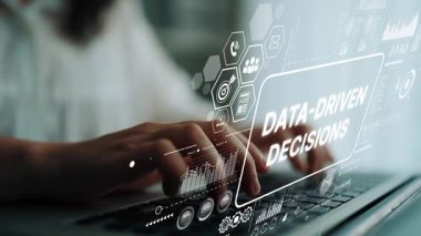 Dizüstü bilgisayarda veri odaklı kararlar içeren analitik ve teknoloji kavramlarını gösteren grafikler yazan eller. Asemptotik akıllı veri analitiği.