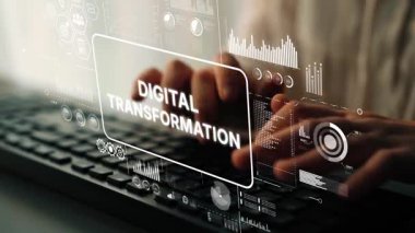 Klavyede Elleri Olan Dijital Dönüşüm Kavramı ve Geleceğin Veri Grafikleri Kaplama Teknolojisi. Asemptotik akıllı veri analitiği.
