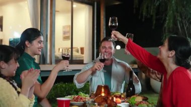 Tatil kutlaması için aile bir arada. Yetişkin üye tatlı kız dışında şarap kadehiyle tezahürat yapar. Açık hava kampı aktivitesi yiyeceklerle rahatlamak ve akrabalarla zaman geçirmek kuşaklar arası bir uçurum. Uyumsuzluk.