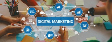 Bir dijital pazarlama stratejisi oturumuna katılan canlı bir ekip, yenilikçi fikirleri yönlendirmek için yapışkan notlar, grafikler ve beyin fırtınası faaliyetleri yoluyla işbirliği sergiliyor. Dostluk