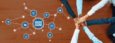 Dijital pazarlama ve reklamcılığı temsil eden, takım çalışmalarını ve yeniliklerini gösteren simgelerle çevrili iş ortamında işbirliği yapan dinamik bir el gösterisi. Dostluk