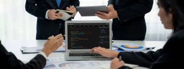 Uygulama ve program kodlaması için bilgisayar ekranında yazılım geliştirme programlama