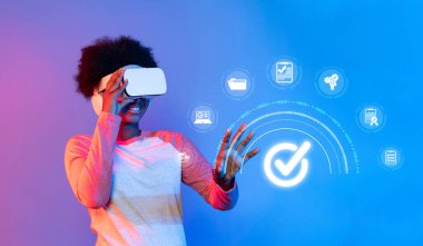 Genç bir insan, modern dijital ortamda kalite güvencesini ve sistem yönetimini sembolize eden etkileşimli unsurlarla ilgilenerek sanal gerçeklik teknolojisini keşfediyor. XDMCP