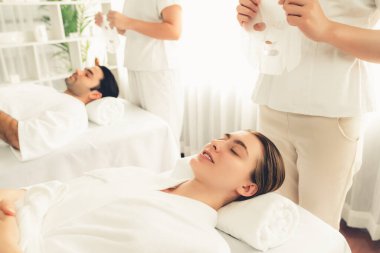 Kaplıca salonunun sakin, modern gündüz atmosferi, birkaç müşteri yüz maskesi takarak kendini yenilemeye çalışıyor. Yüz bakımı ve güzellik kozmetolojisi prosedürü. Sessiz.