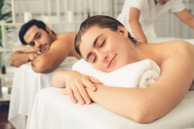 Kafkas çift müşterisi stres önleyici spa masajının keyfini çıkarıyor ve lüks otel veya oteldeki gündüz açık hava ortamında güzellik teniyle eğleniyor. Sessiz.