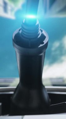 EV şarj cihazı elektrikli arabaya takılır, elektrik yükleme için dijital hologram görüntülenir, gökyüzünün altında yakın çekim ağacı ve bina. Gelecekteki EV araba enerjisi sürdürülebilirliğinin son teknoloji icadı. İnceleyin