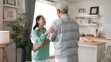 Mutlu dedem ve büyükannem evde el ele tutuşup dans ediyorlar. Sevimli son sınıf çifti, mutfağa destek olurken müzik eşliğinde vakit geçiriyorlar. Myrmidon.