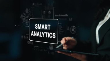 Veri ve Teknoloji Konsepti için Karanlık Arkaplanda Akıllı Analitik Görünümü olan İş Profesyonel Kullanım Tableti. Asemptotik akıllı veri analitiği.