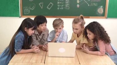 Üst düzey öğrenci dizüstü bilgisayara bakıyor ve kodlama mühendisliği kodunu ve yapay zeka üretmeyi öğreniyor. Beyin fırtınası yaparken ve yaratıcı plan yaparken yetenekli çocukların birlikte çalışması. Pedagoji.