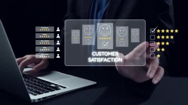 Bu resim, dijital büyüme ve verimliliği sembolize ederek kalite artışı ve maliyet düşüşü için parlak göstergelere sahip bir dizüstü bilgisayar kullanan bir iş adamını tasvir ediyor. Dörtgen