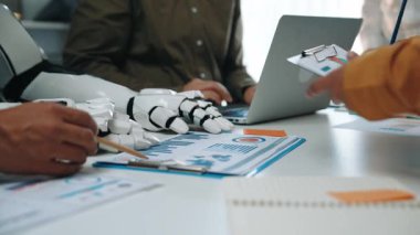 Yapay zeka destekli bir asistanın araştırma, analitik ve stratejik tartışmalarda iş profesyonellerini destekleyerek verimliliği artırdığı gelecekteki ofis ortamları. Noogenesis Yapay Zeka