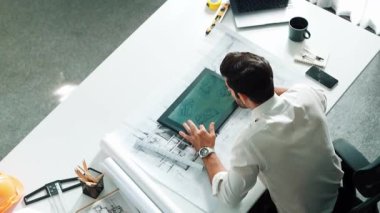 Kafkasyalı yetenekli, gevşemiş inşaat mühendisi mola zamanında elinde planla masada uzanıyor. Profesyonel mimar, dizüstü bilgisayar ve ekipman üzerinde çalıştıktan sonra uyuyor ve dinleniyor. Hizalama.