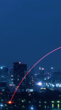 Şehir üzerinde bağlantı ağı karşılıklılığına sahip akıllı dijital şehir. Şehirdeki insanları birbirine bağlayan gelecek akıllı kablosuz dijital şehir ve sosyal medya ağı kavramı .