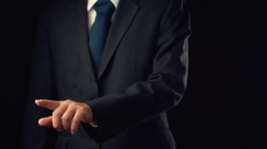 İşadamı, ticari kar artışının gelecekteki hedefe arttığını gösteren imalı bir tablo çizdi. Şirket işlerinin yükselmesi için mükemmel bir mali durum. Finans ve para teknolojisi .