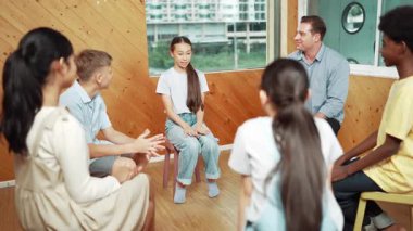 Daire çizerken genç ve zeki bir kız problem hakkında konuşuyor. Çeşitli çocuklar dinleyip yorum yaparken yetenekli mutlu lise öğrencileri konuşuyor, beyin fırtınası yapıyor, fikir paylaşıyor. Öğretim