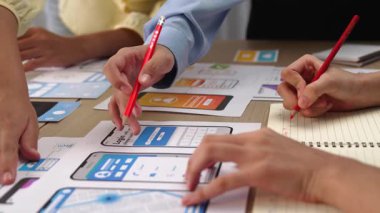 Mobil uygulama ya da web sitesi için kullanıcı arayüzü prototipi planlayan şirket çalışanlarının panorama videosu. UX UI tasarım beyin fırtınası kullanıcı dostu arayüz planı tasarlıyor. Sinerjik