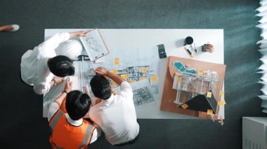 Toplantı masasında inşaatı planlamak için birlikte çalışan yetenekli mimar mühendisi. Hata noktasını kontrol ederken proje planına bakan akıllı iç tasarımın hava görüntüsü. Hizalama.