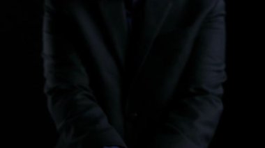 Bir çift el, modern bir dijital ortamda bilgiyi, yaratıcılığı ve başarıyı temsil eden çeşitli eğitim simgelerinin arasında parlak bir mezuniyet şapkası tutuyor. Dörtgen