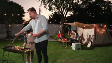 Aile birlikte bahçede kamp kurar, baba ve kız aile bireyleri için ızgara yapar. Doğayla iç içe olmak için açık hava kamp aktiviteleri ve genç nesil çapraz kuşaklarla zaman geçirmek için. Uyumsuzluk.