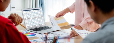 Bilgisayar ekranındaki muhasebe yazılımı finansal hesap tablolarını ve şirket işletmelerinin hesap bakiyesini gösteriyor. Muhasebeciye iyi bir hesap açığı sunuyor.