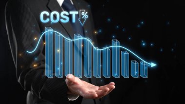 Bir işadamı, maliyet azaltma yüzdesini gösteren dijital bir grafik sergiliyor, bu da mali stratejiyi ve büyüme potansiyelini simgeliyor. XDMCP